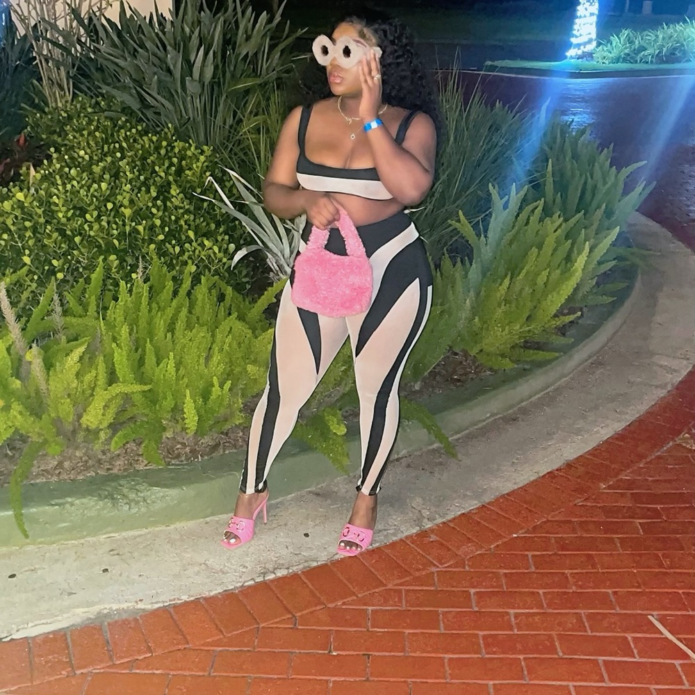 Meet your Posher, Javia